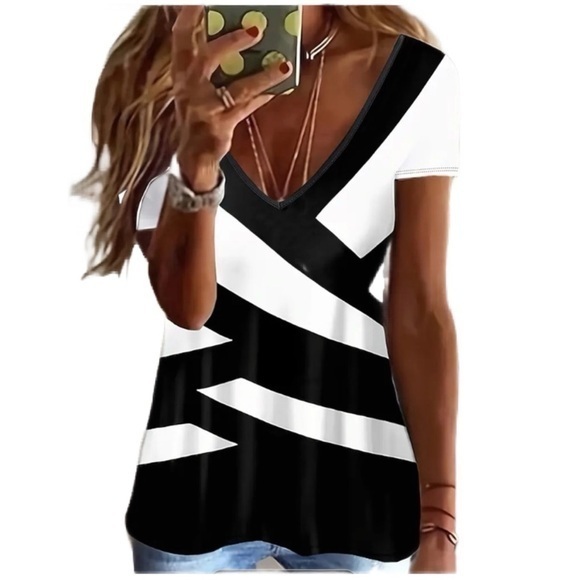 Tops - Women’s Black and White V-Neck Short Sleeve  Knit Top - Size XL - NWT